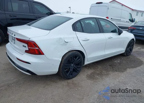 2023 Volvo S60 B5 Plus Black Edition z USA, uszkodzony, nr VIN 7JRL12TT0PG238249